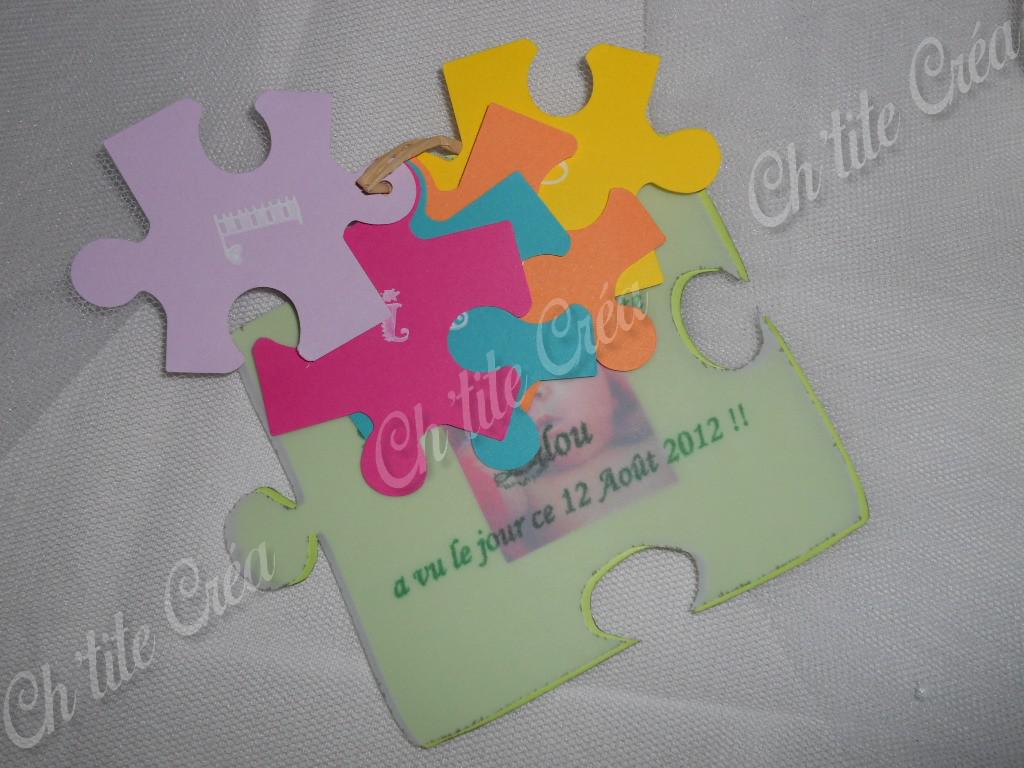Faire part puzzle, une lettre du prénom sur chaque pièce de puzzle, texte sur calque, multicolore