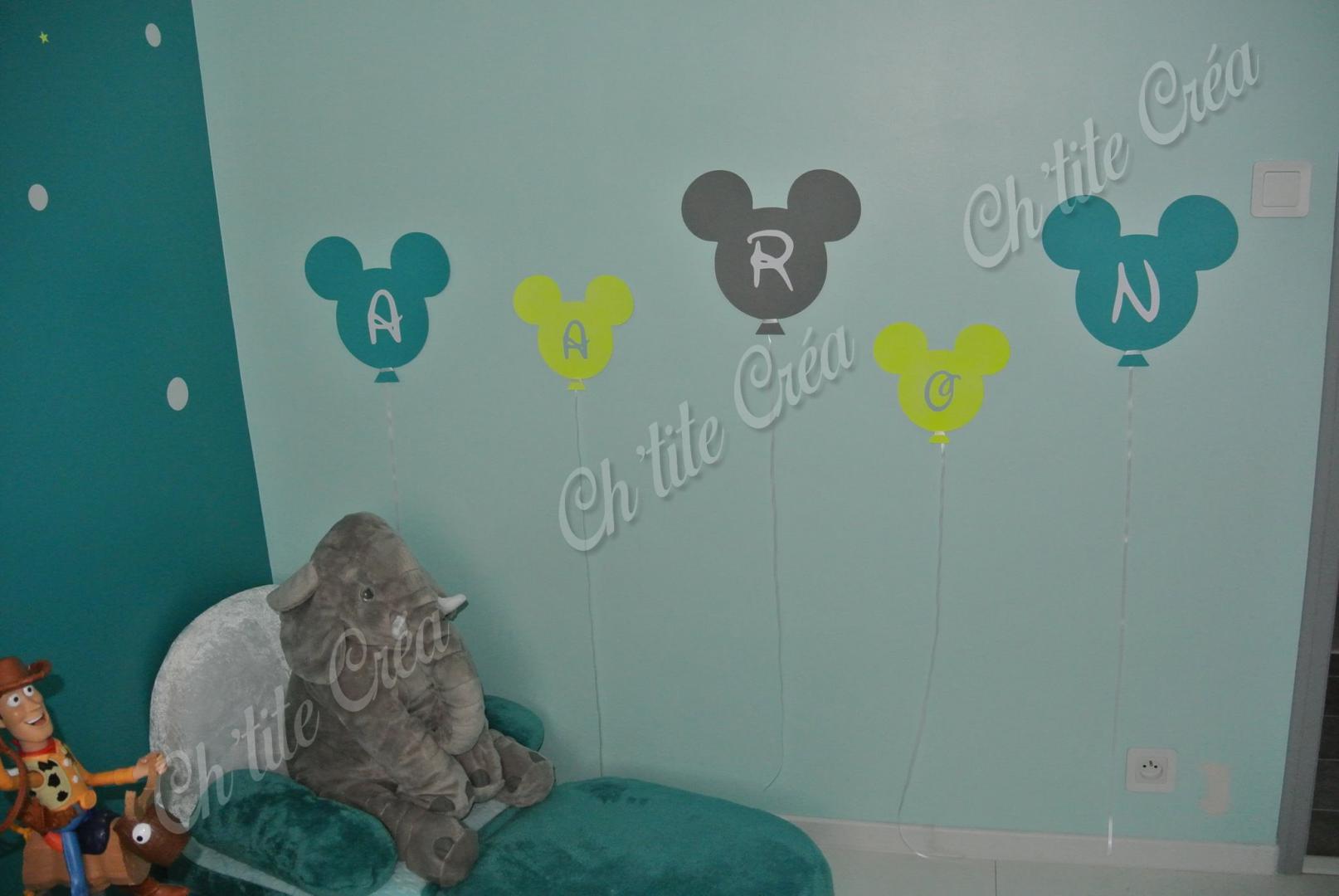 Décoration murale chambre d'enfant, en cartonné, thème Mickey dans l'espace, la plus grande fusée mesure 1m, lettres ballon avec prénom de l'enfant, vert turquoise, bleu clair, jaune fluo, gris et blanc